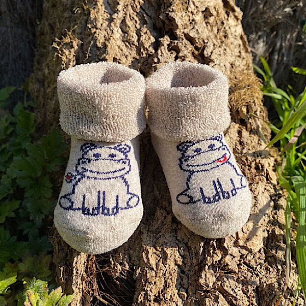 chaussettes de naissance avec un dessin hippopotame